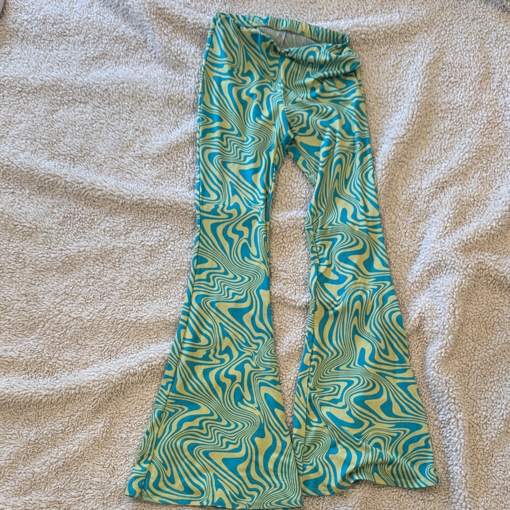 Swirl Pattern Halter Top - Picture 3 of 5